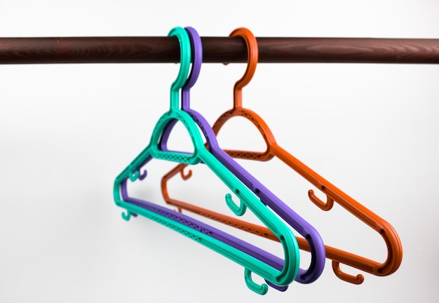 Kunststof hangers in geïsoleerde kastEenvoudige hangers winkelhangers zonder kleding