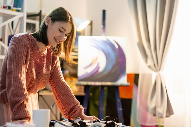 Kunsttherapie schilderen ambacht gelukkige vrouwelijke kunstenaar