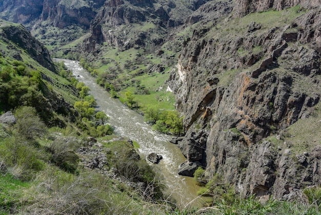 Kura-rivier in een kloof bij het Vardzia-klooster in Zuid-Georgië 30 april 2019 Georgië