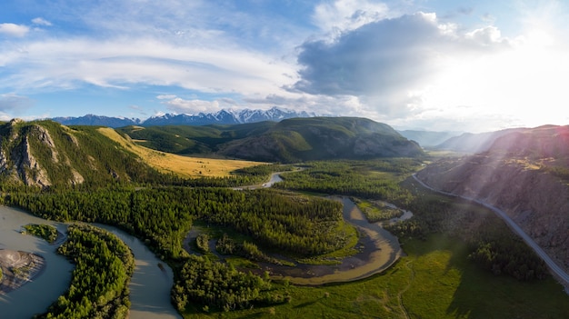 Photo kurai steppe and chuya river on northchui ridge mountains background altai mountains russia aerial d...