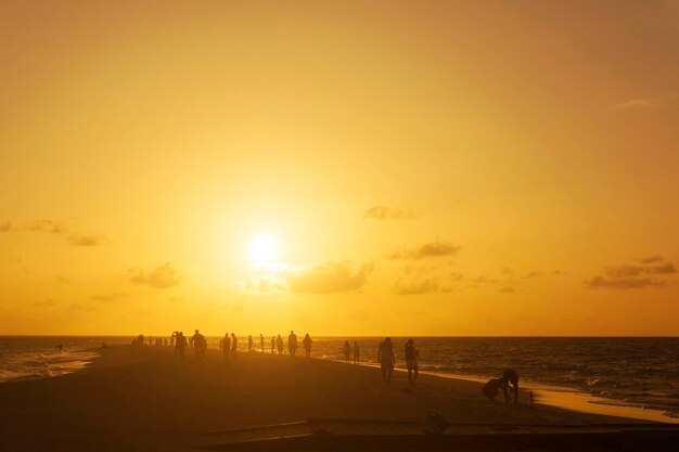 KURAMATHI MALDIVES JUNI 2017 Mensen verzamelen zich op het strand om de zonsondergang over de oceaan op de Malediven te bekijken