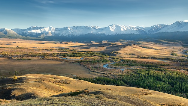 Kuray steppe en bergketen bij zonsondergang. Siberië. Altai Republiek. Rusland