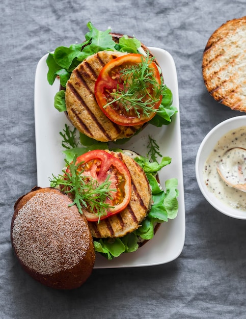 Kurkuma zoete aardappelen kikkererwten vegetarische burger Gezond vegetarisch voedselconcept