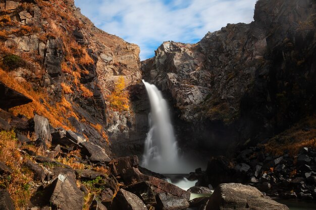 Kurkure-waterval in het Altai-gebergte in de herfst, de Republiek Altai, Siberië, Rusland. Lange sluitertijd shoot