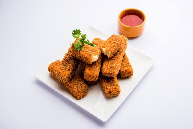 Kurkuri paneer fingers of pakora, pakoda snacks ook wel bekend als crispy cottage cheese bars, geserveerd met tomatenketchup als voorgerecht. selectieve focus