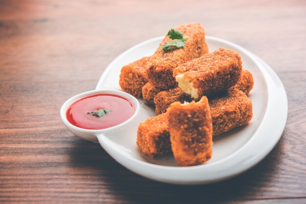Kurkuri paneer fingers of pakora, pakoda snacks ook wel bekend als Crispy Cottage Cheese Bars, geserveerd met tomatenketchup als voorgerecht. selectieve focus