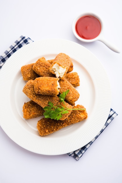 Kurkuri paneer finger o pakora, snack pakoda noti anche come barrette di ricotta croccanti, servite con ketchup di pomodoro come antipasto. messa a fuoco selettiva