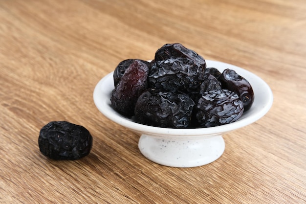 Kurma Ajwa Ajwa Dadels Geserveerd in een klein bord Geselecteerde focus