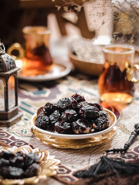 Kurma Ajwa 또는 Ajwa Dates Fruits on the table 이프타르 아침 식사를 위한 순나 음식 중 하나