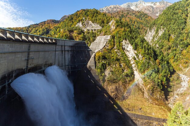 Photo kurobe dam and rainbow in japan