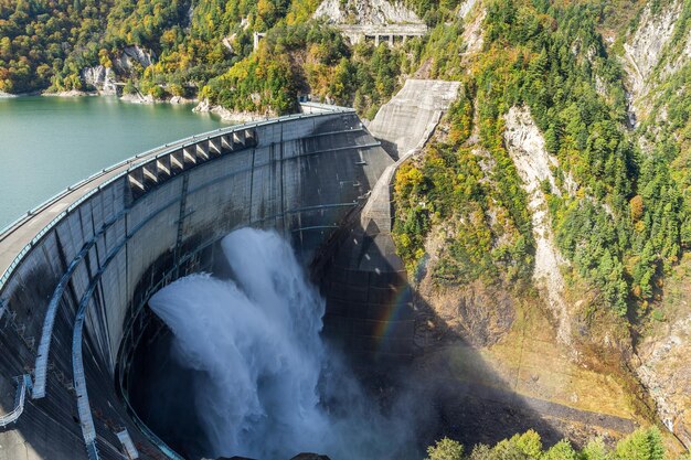 Foto diga di kurobe e arcobaleno in giappone