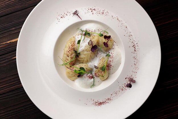 Photo kurze dish on a plate on wooden background