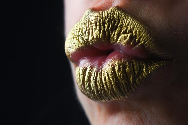 Kus gouden lippen gouden lipgloss op sexy lippen metalen mond schoonheid vrouw mond sexy meisje gouden lippen