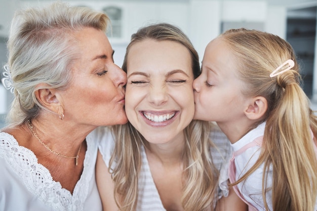 Kus kind en grootmoeder met liefde voor moeder op moederdag in de woonkamer van hun huis Meisje en oudere vrouw kussen moeder met genegenheid, zorg en glimlach om dankbaarheid te tonen in hun huis