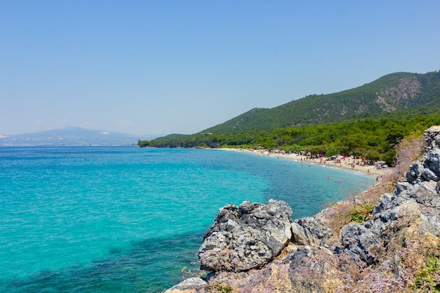 Kusadasi turchia 26 luglio 2019 parco nazionale di dilek vicino a kusadasi. le persone prendono il sole sulla spiaggia