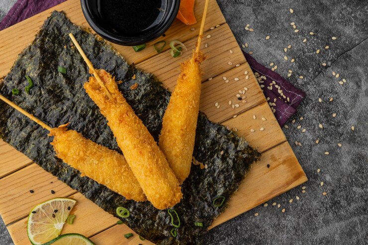 Kushikatsu. Gefrituurde garnalenspiesjes op Japanse wijze. Kushiage