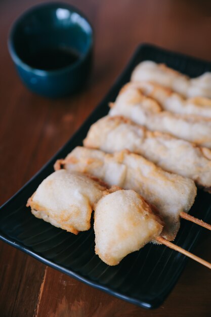 Kushikatsu Japans gebakken op houten tafel