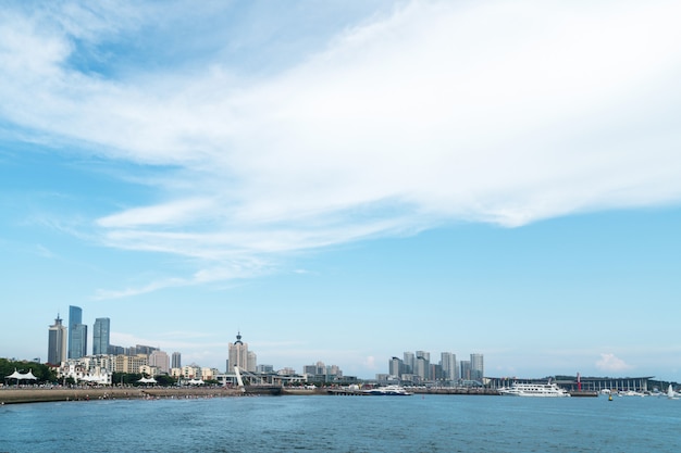 Kust- en stedelijke skyline in Qingdao, China