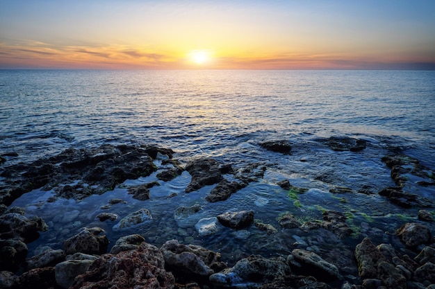 Kust tijdens zonsondergang Prachtig zeegezicht Samenstelling van de natuur