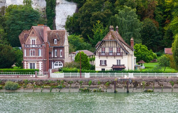 Kust van de rivier de Seine in Frankrijk in de buitenwijken van Rouen met particuliere huizen en dichte groene vegetatie