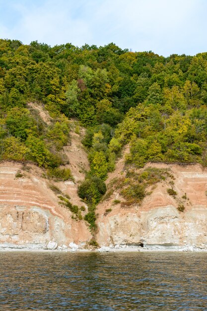 Kust van de rivier de Wolga in het midden van de Wolga-regio in de Republiek Tatarstan. Herfst landschap. Fotograferen vanaf het schip.