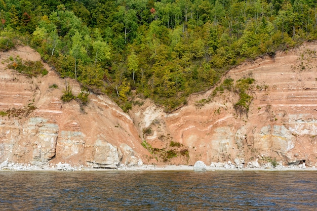 Kust van de rivier de Wolga in het midden van de Wolga-regio in de Republiek Tatarstan. Herfst landschap. Fotograferen vanaf het schip.