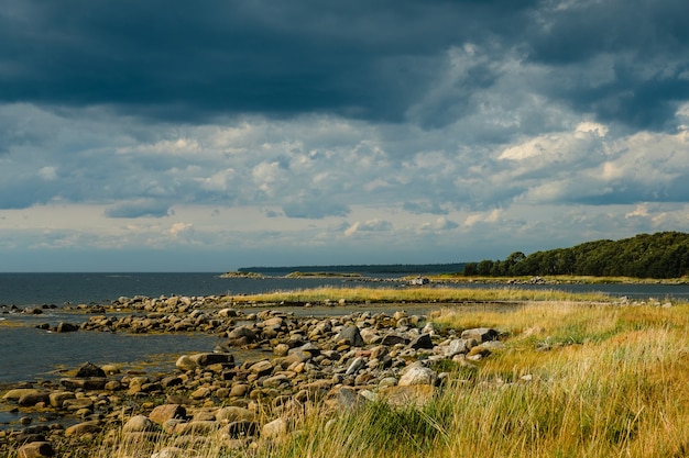 Foto kust van de witte zee op het eiland bolshoy solovetsky, rusland.