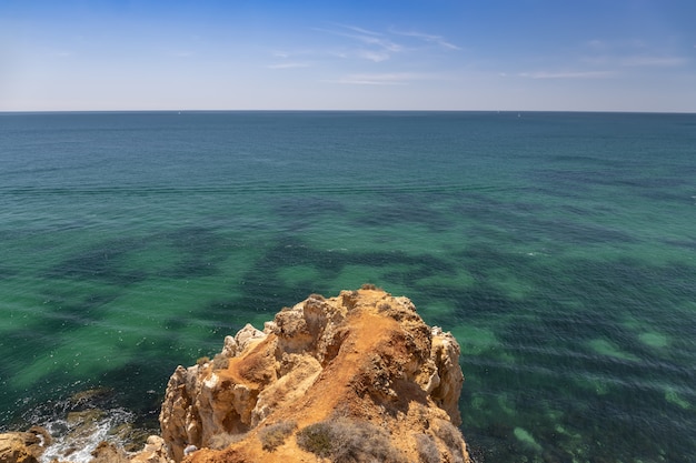 Kust van het Algarve-gebied in Portugal.