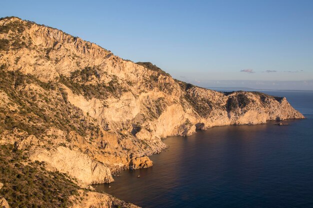 Kust van het nationale park Cala Hort, Ibiza, Spanje