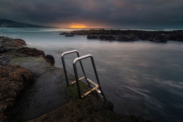 Kust van het noordelijke deel van het eiland Tenerife naast Punta Hidalgo, Canarische eilanden, Spanje.