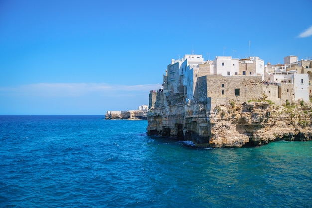 Kust van Polignano a Mare op zonnige zomerdag, uitzicht vanaf zee, Puglia, Italië