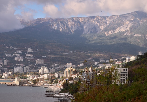 kust van yalta op de krim uitzicht op yaltade hoofdstad van de zuidkust van de krim