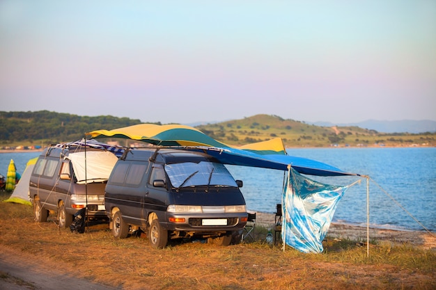 Foto kustcamping met twee oude busjes