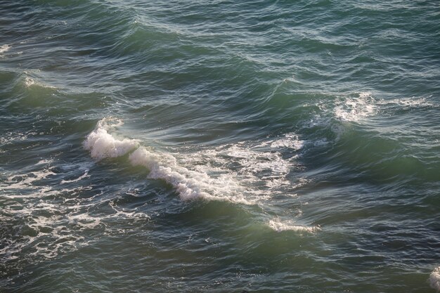 Foto kustgolven van de zwarte zee op zonnige dag