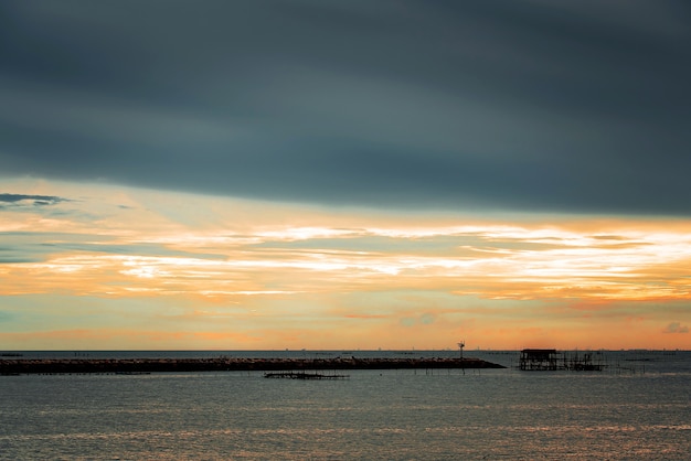 Kustlandschap in de avond in de zonsondergangtijd. Mooi landschap in Thailand