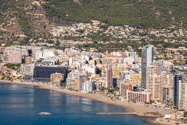 Kustlandschap met gebouwen aan de kust, stad calpe, alicante, met hoge gebouwen