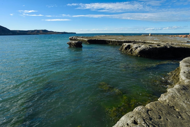 Kustlandschap met kliffen in Valdes schiereiland, werelderfgoed Patagonië, Argentinië