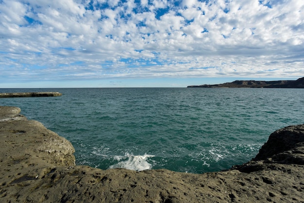 Kustlandschap met kliffen in Valdes schiereiland, werelderfgoed Patagonië, Argentinië