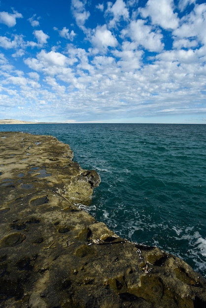 Kustlandschap met kliffen in Valdes schiereiland, werelderfgoed Patagonië, Argentinië