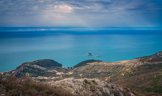 Kustlandschap van de Adriatische zee bij de Petrovac