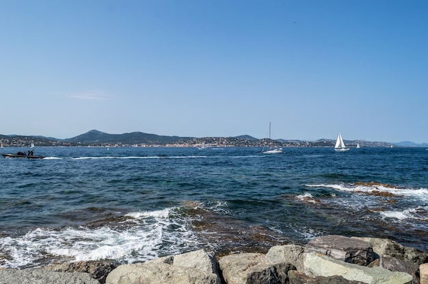 Kustlijn en zee surfen op een zonnige dag, Cote d'Azur, Frankrijk