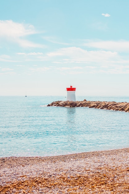 kustlijn jachthaven zeestenen en vuurtoren in de franse riviera