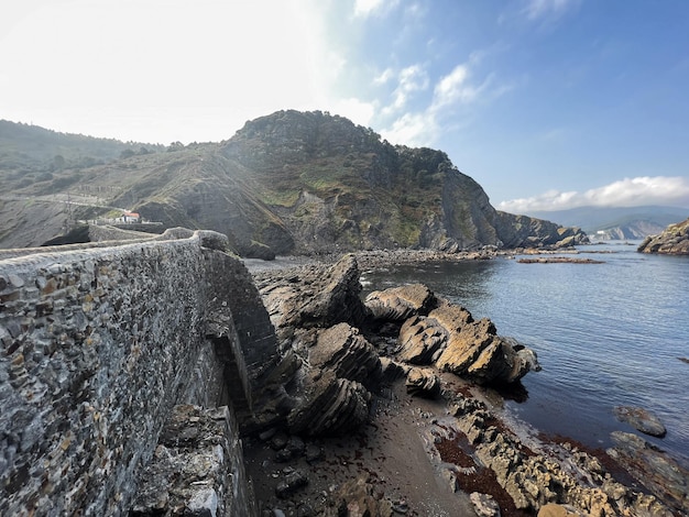 Kustlijn op het strand van Bermeo-stad VIzcaya Baskenland