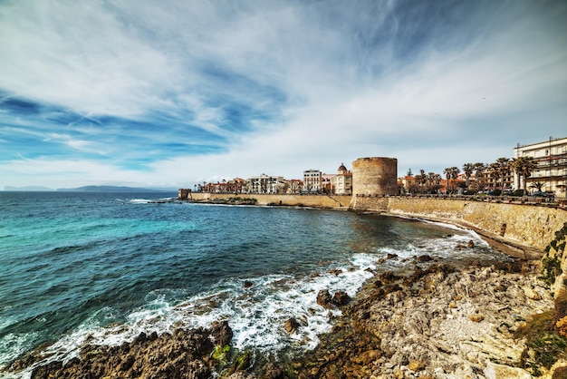 Kustlijn van Alghero gezien vanaf de kust Sardinië