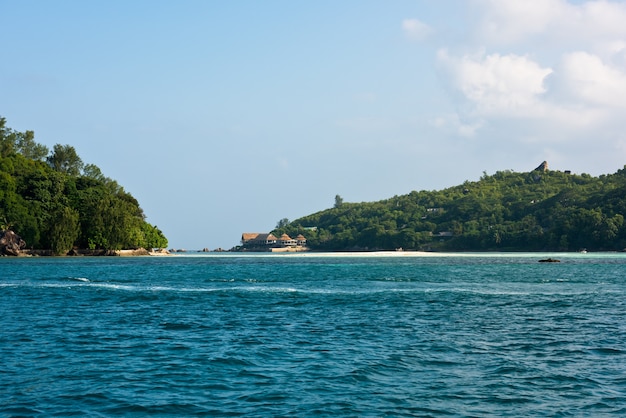 Kustlijn van de eilanden van de Seychellen. Indische Oceaan. Horizontaal schot