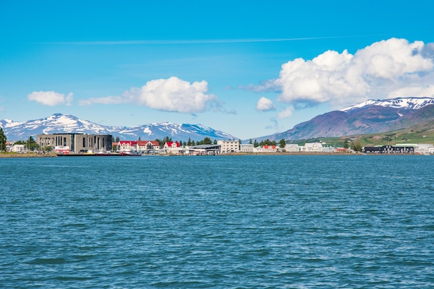 Kustlijn van de stad Akureyri in IJsland