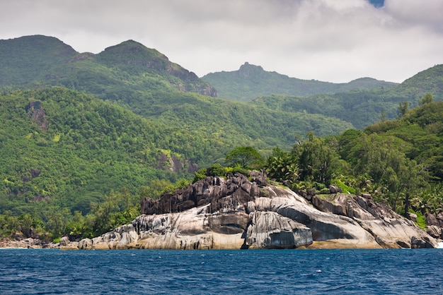 Kustlijn van het eiland Mahe, Seychellen in de bewolkte dag van januari