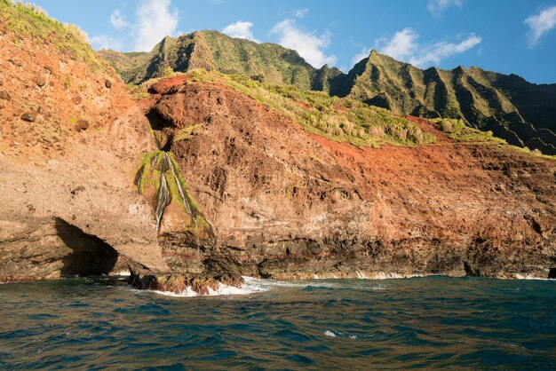 Kustlijn van Na Pali genomen vanaf cruise bij zonsondergang langs de kust van Kauai