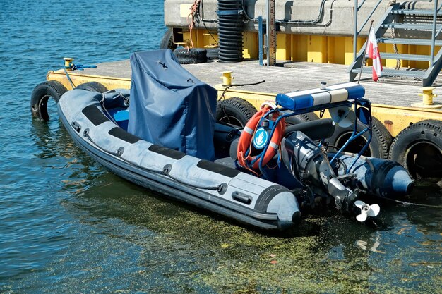 Kustpolitieboot een politiemotorboot ligt afgemeerd aan de pier