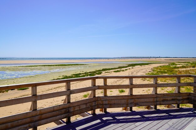 Kustponton loopbrug aan de kant van het zandstrand in de kusthorizon van de Atlantische Oceaan in Jard sur Mer in Frankrijk